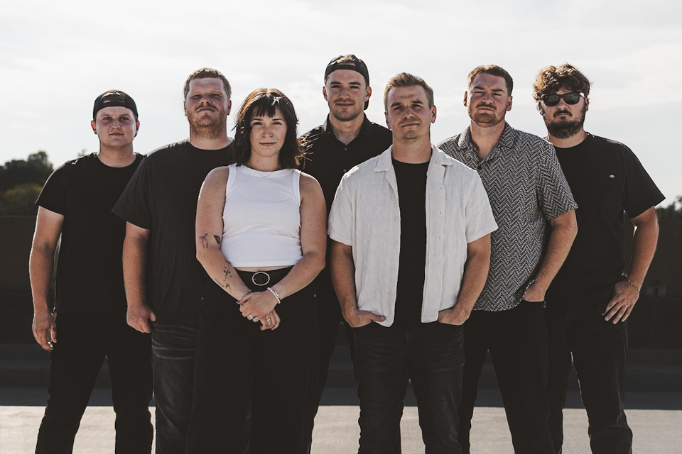 HRSC_92575_ENT Anthem Above The Covers – Image_IM_960 x 640