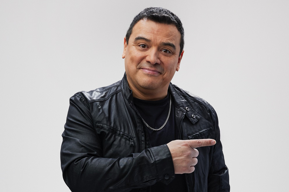 HRSC_93414_ENT Anthem Carlos Mencia – Image_IM_960 x 640